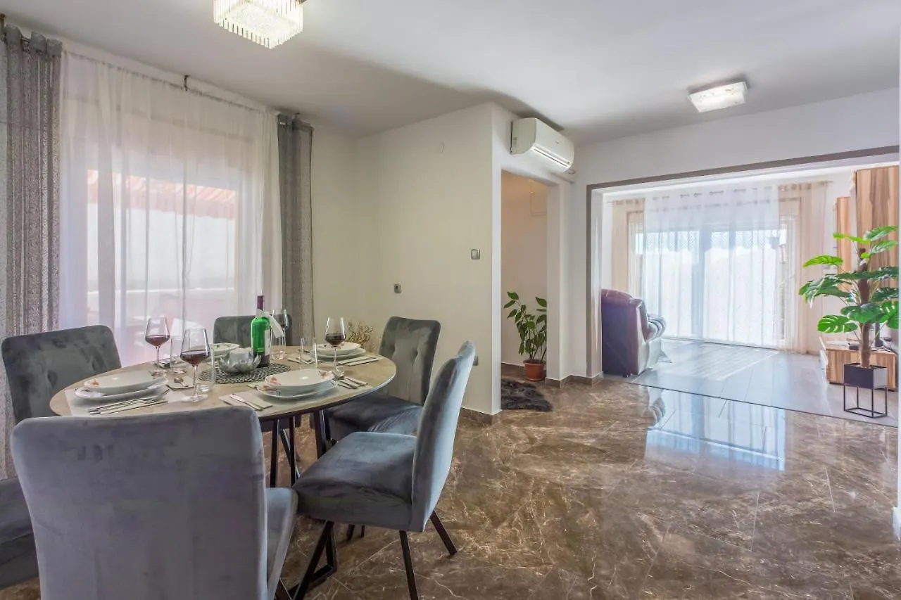 Apartment Paula Jadranovo 0*,